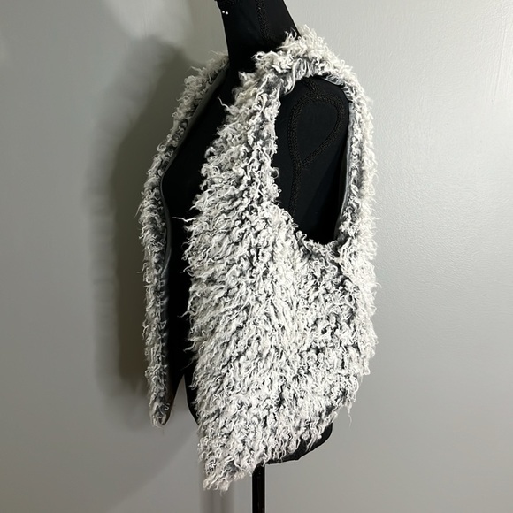 ME JANE Faux Fur Shag Vest - Picture 2 of 4